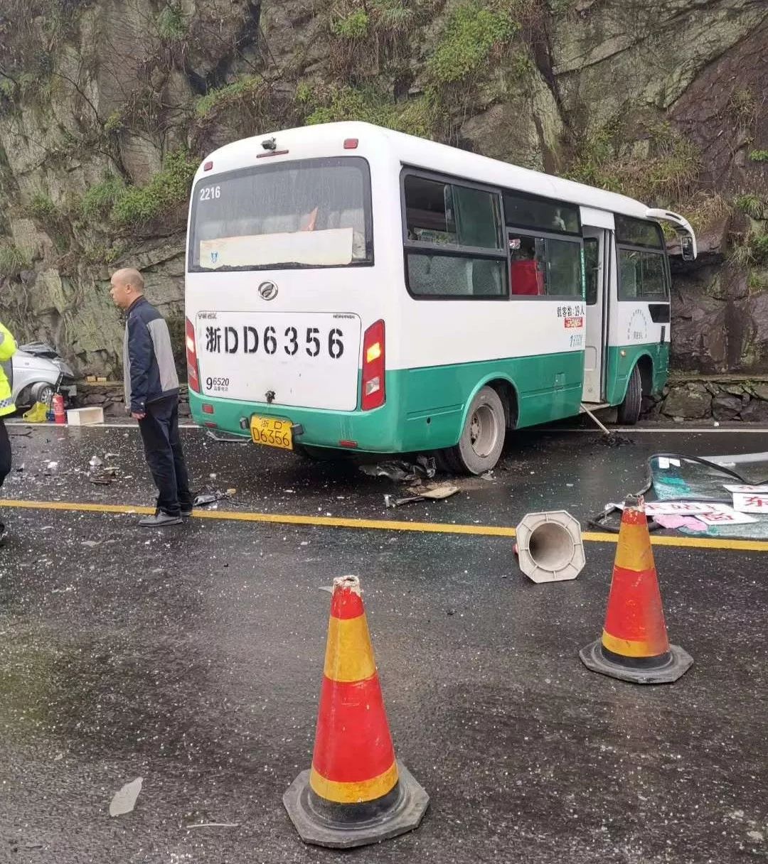 执行长征至新昌运营任务中途经104国道会墅岭罗丝庵地段发生交通事故