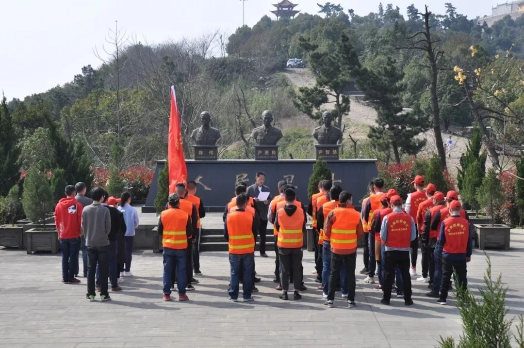 瓜沥镇社区服刑人员在航坞山上的萧山人民卫士纪念馆进行默哀,鞠躬,献