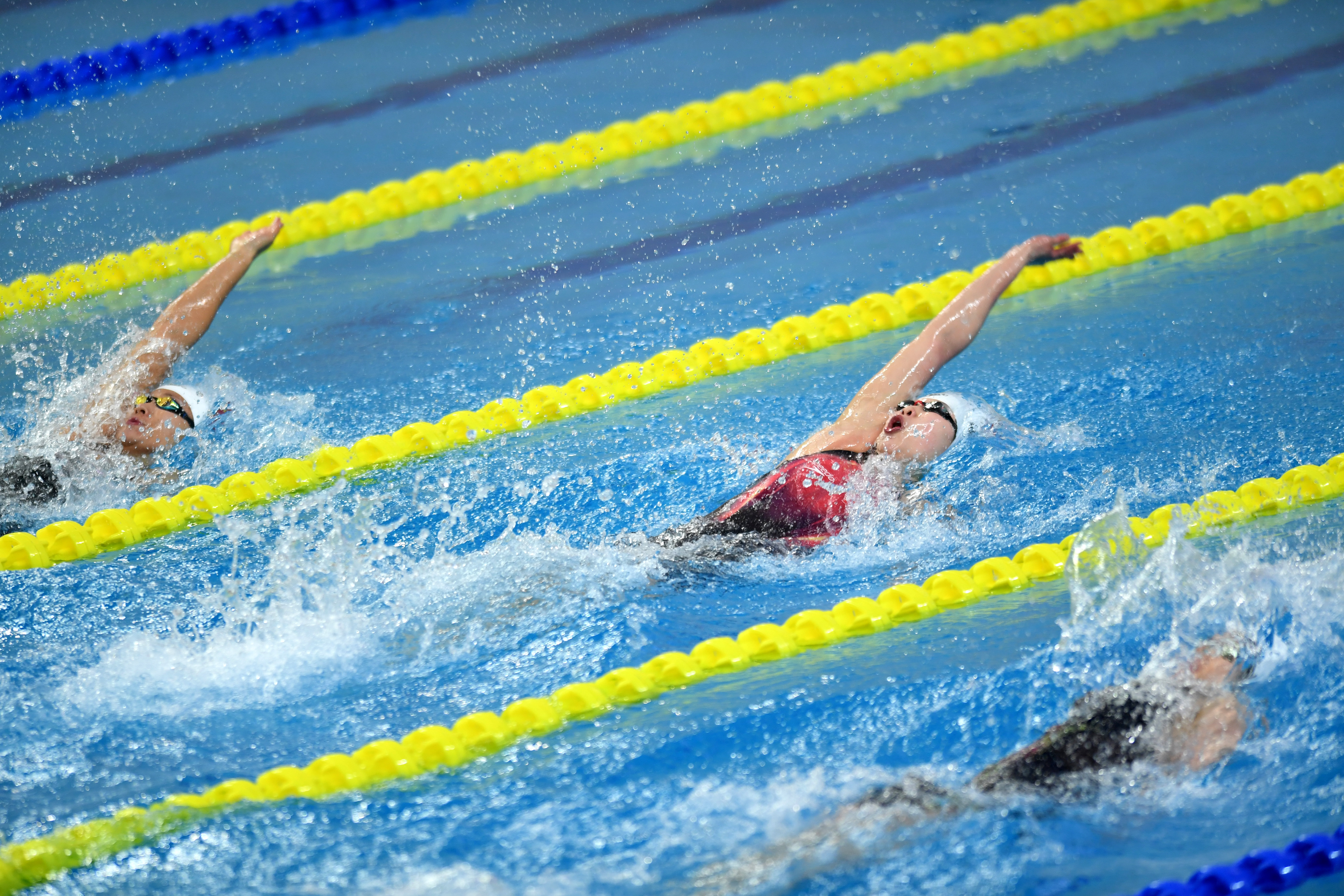 3月25日,湖北浩沙队选手陈洁(中)在女子100米仰泳预赛中,她以1分00秒