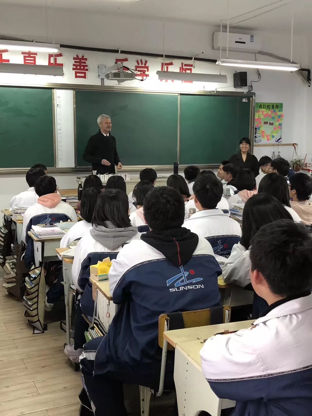 热烈祝贺北大附属台州书生学校与加拿大沃恩罗德中学uyss结为友好姐妹