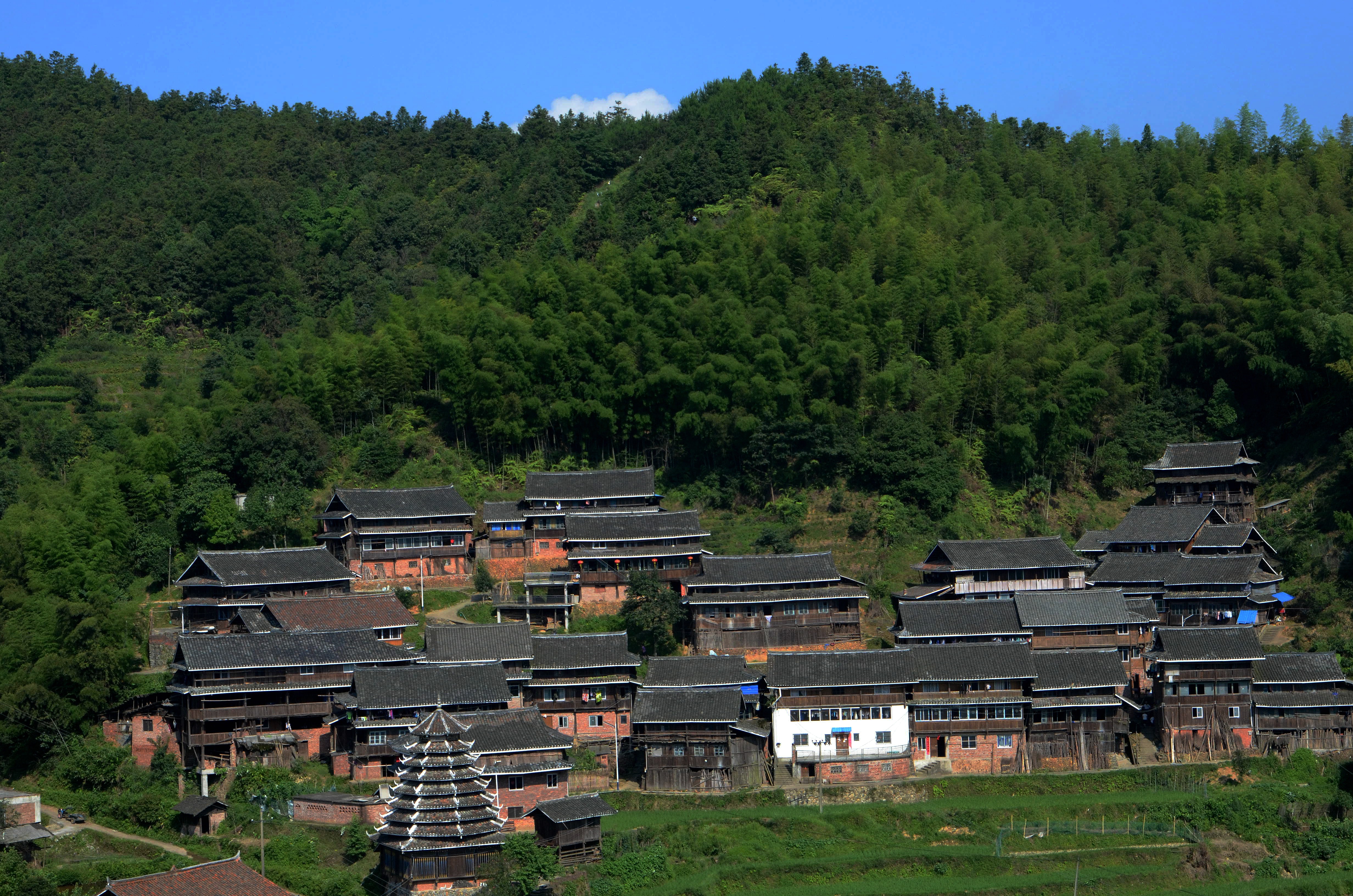 距程阳八寨景区22公里,是民族生态休闲,人文风情体验旅游最佳目的地之