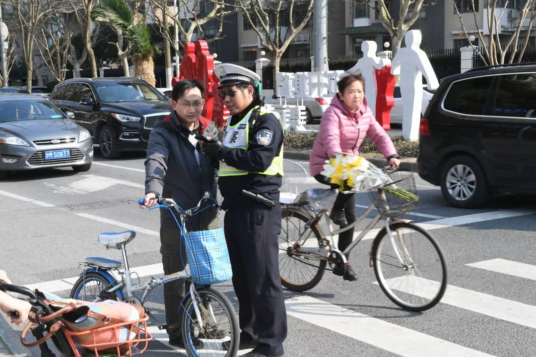 【交通大整治】千警百卡成常态,创建交通文明我争先._浦东