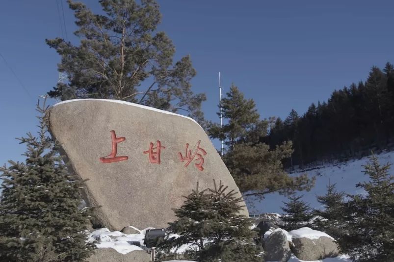 下雪了,白雪覆盖了山峦,上甘岭林区一派银装素裹的景象,冬天再一次