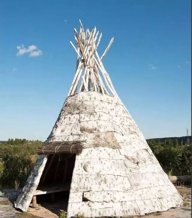 草原上的鄂伦春人的住宅,就是用桦木和草席,兽皮搭成一座帐篷似的房子