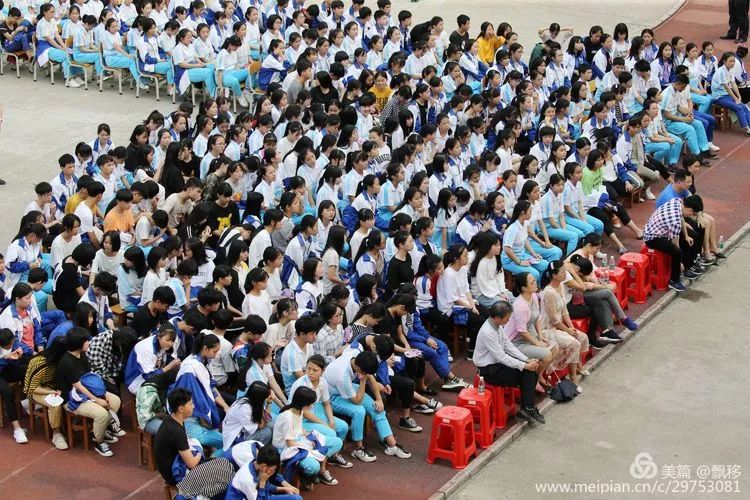 参加欢送会现场3月22日下午,霞洞中学在操场为被广东实验中学电白班