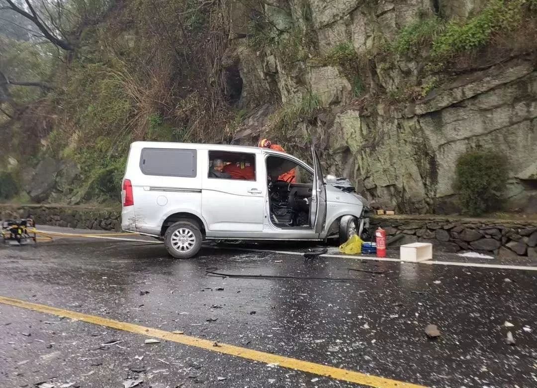 执行长征至新昌运营任务中途经104国道会墅岭罗丝庵地段发生交通事故