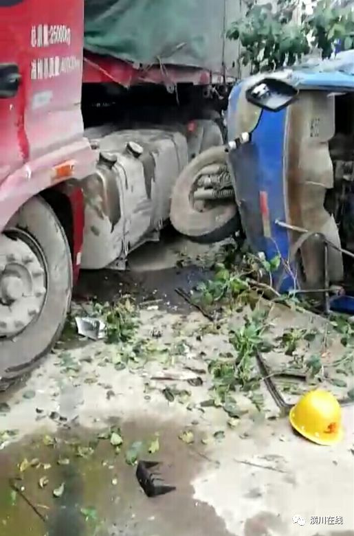 潢川牛岗发生车祸,半挂货车撞上三轮车,现场状况