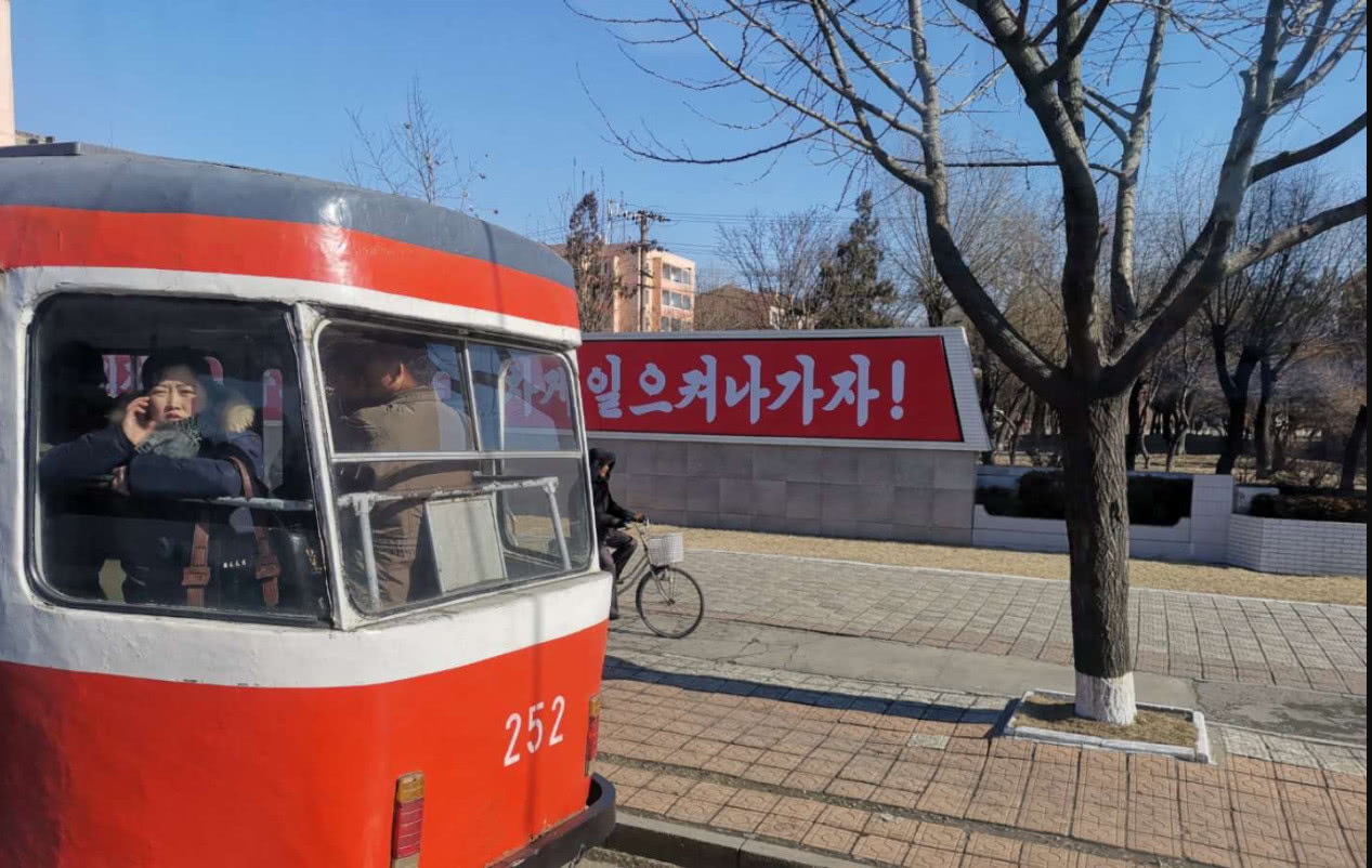 图为朝鲜平壤街头的有轨电车,平壤市民经常坐这种公交档出行.