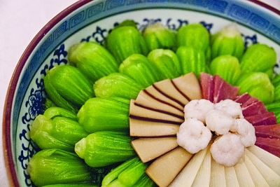 炖菜核,江苏省传统名菜,属于金陵菜系,此菜棵形完整,菜叶鲜嫩,菜心