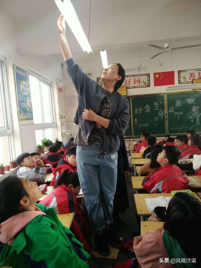 河南开封:通许县实验小学迎来100名特殊的"安全巡查员"