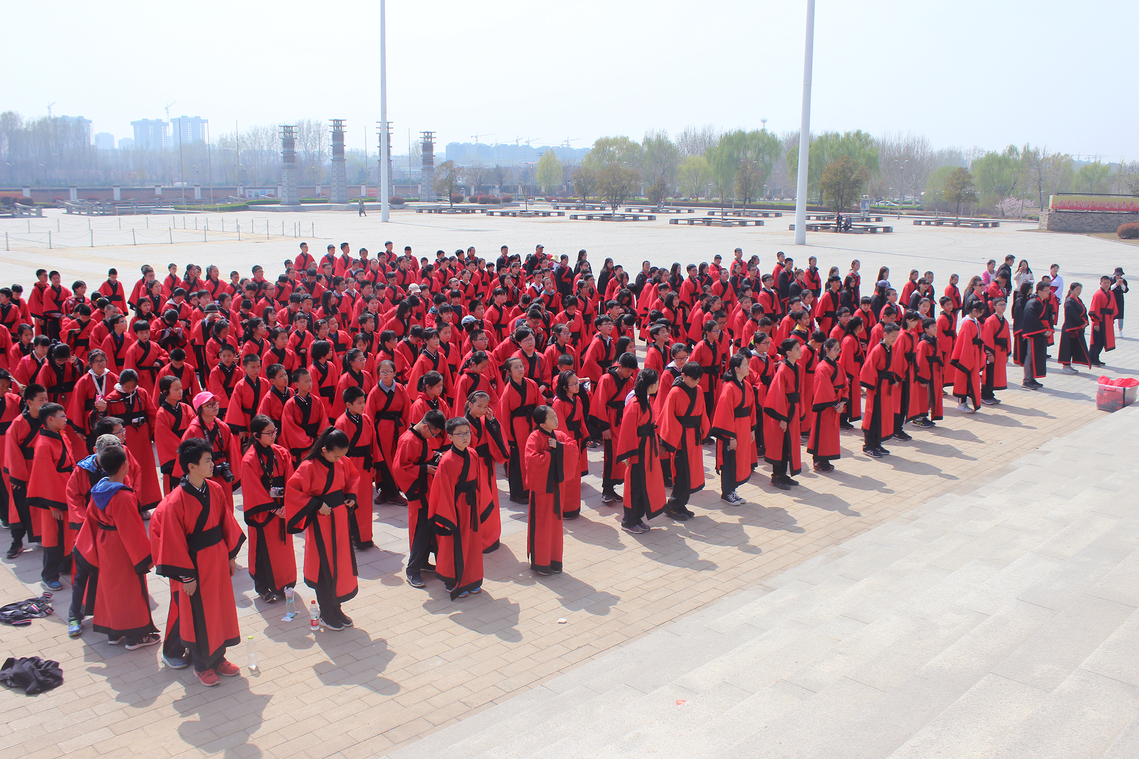 3月26日,北京建华实验学校300位师生走进曲阜儒家研学基地