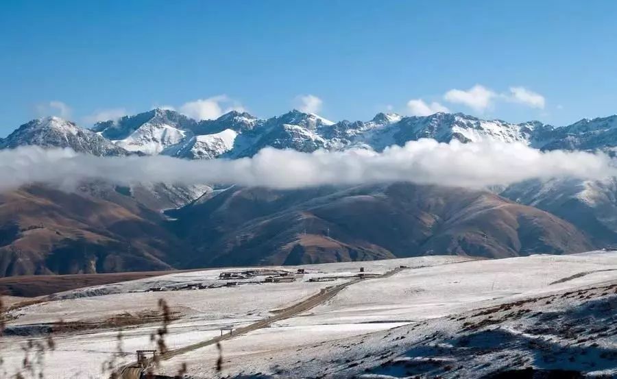 从八美镇远眺雅拉雪山,大气磅礴之感袭面而来.