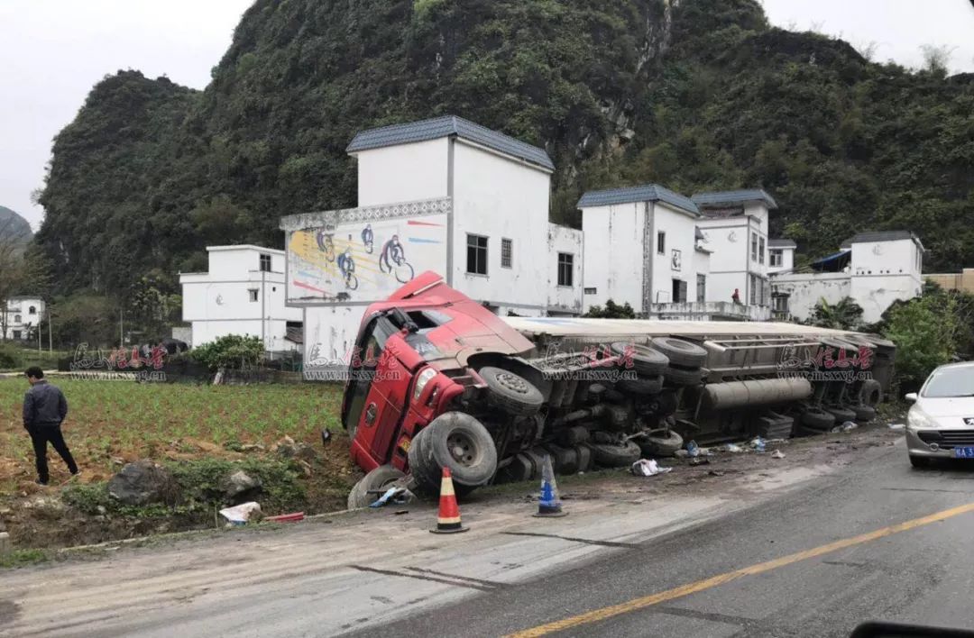 马山民族隧道附近发生车祸现场触目惊心