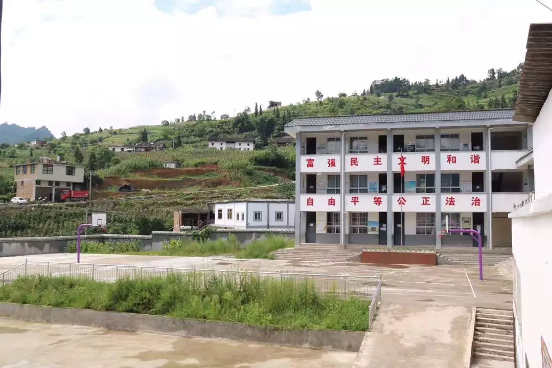 学校名称:云南省昭通市彝良县洛旺苗族乡联合村洛坡小学2.