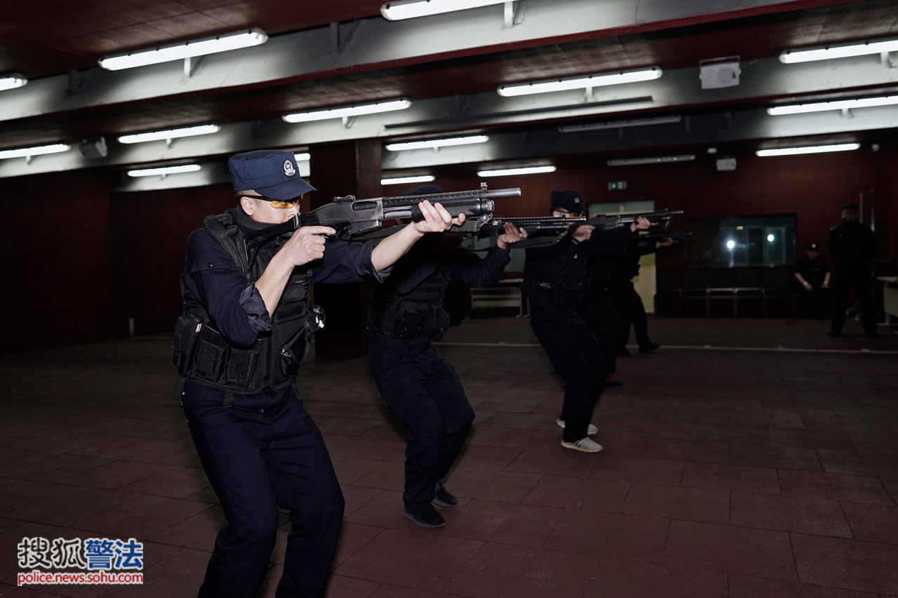 乌鲁木齐市特警进行防暴枪快速射击练习