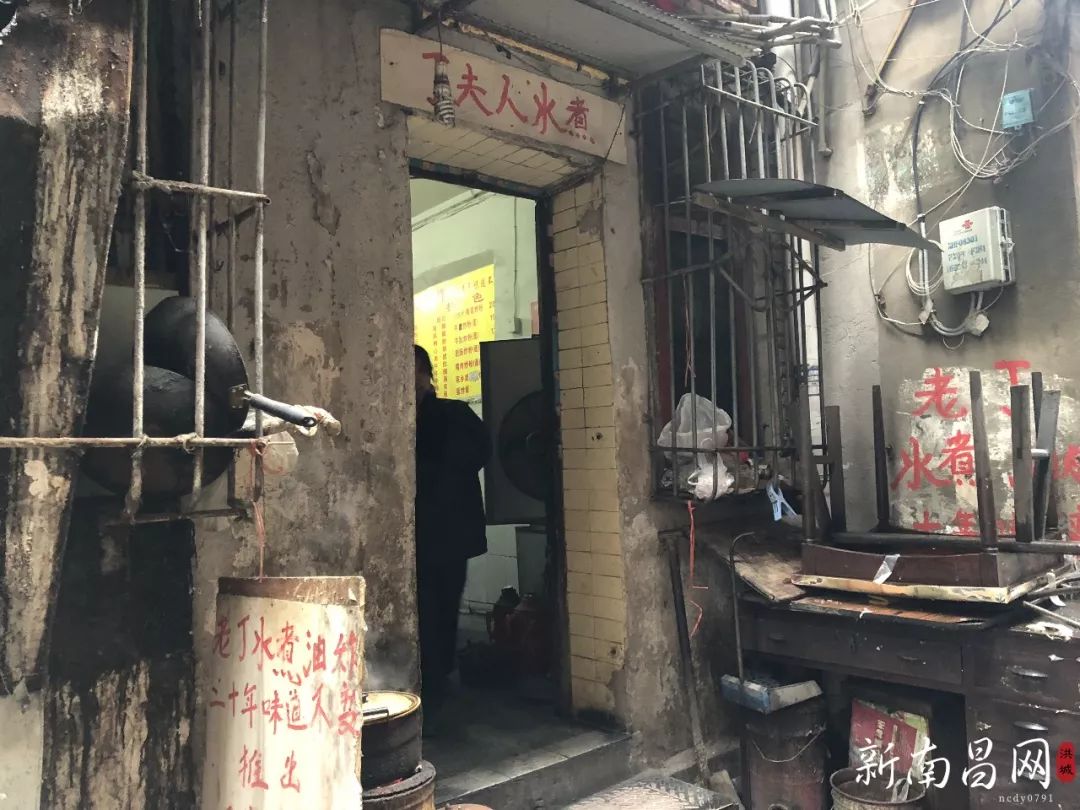 06  老太婆小吃店-南昌蹄膀之神   人均￥20 (叠山路下水巷48号101室