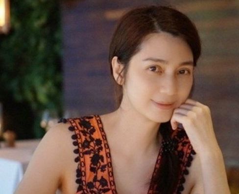 美貌不輸於李嘉欣，未婚先孕被丟棄，今47歲被寵成小公主 娛樂 第10張