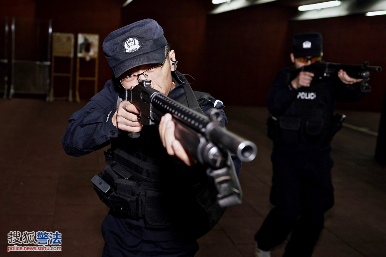 乌鲁木齐市特警进行防暴枪抵近射击训练