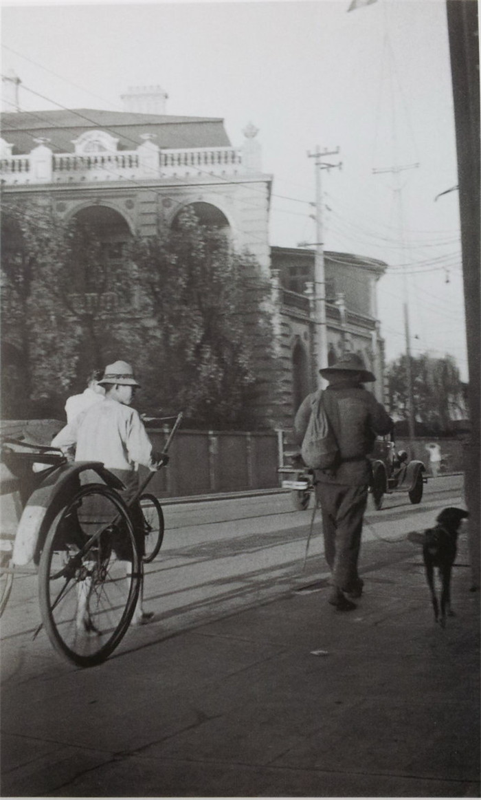 1940年代的大上海做买卖的外国人行乞的穷人还有一个苦行僧