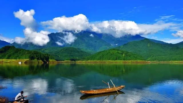 雅女湖又称瓦屋山水库,是瓦屋山水电站建成后形成的一个海拔1080米