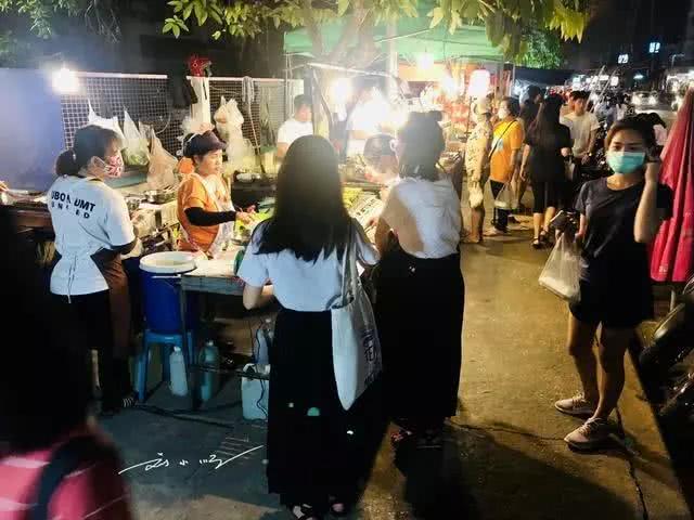 清迈美女最多的夜市,仿佛走进了泰国偶像剧,外国男游客:好养眼