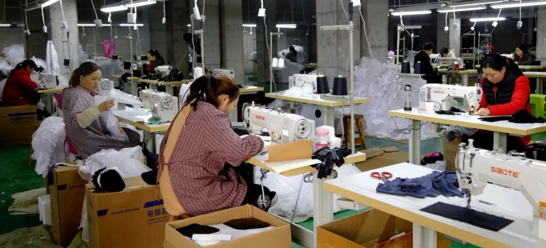 服装产业:服装厂的工人们正在进行生产