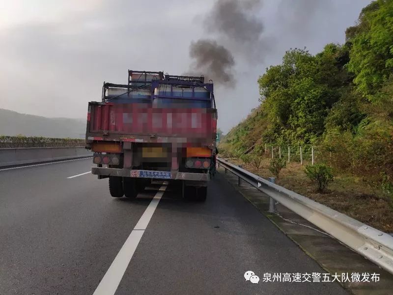 厦沙高速安溪段:满载易燃物品的大货车突然着火,高速路上秒变"火车".