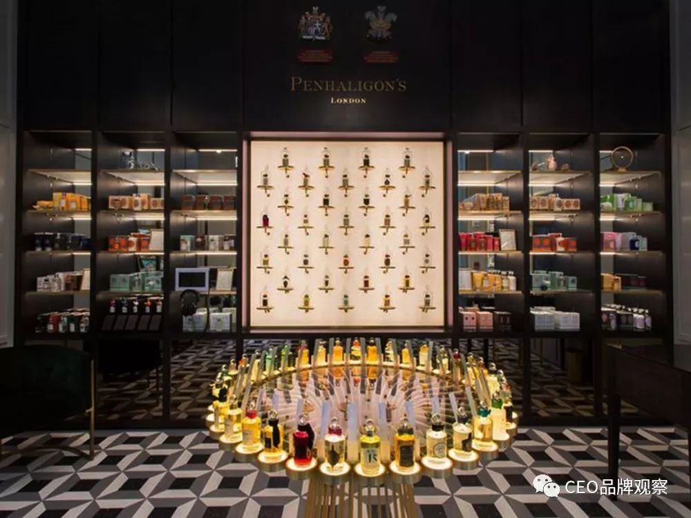 来自英国的百年香水老牌penhaligon"s门店十分注重香水的陈列和门店的