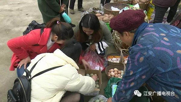 市民 刘安芬:一是原生态的东西,吃了对身体好;二是他们是贫困户,我们