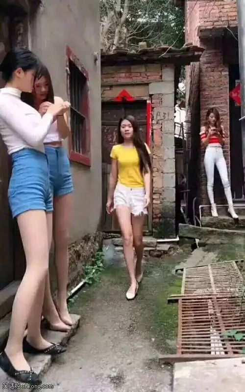 【欢乐大都会】搞笑图片:美女衣服,确定买的不是购物袋?