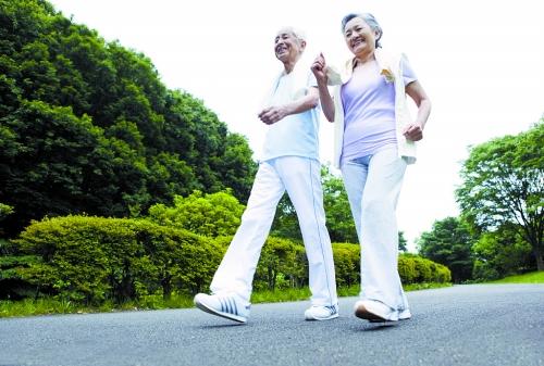老年人每天走多少步数最好？医生：走路很重要，但别超过这个数