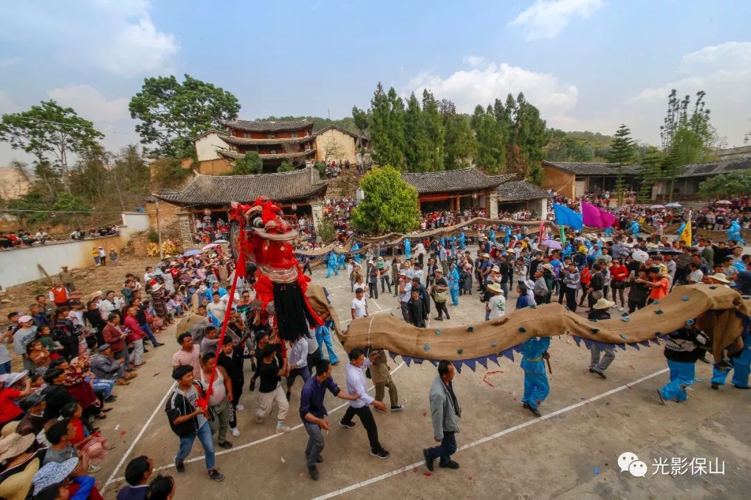 老麻龙激情表演结束,2019年云南施甸东山寺农历2月18日的龙会也就结束