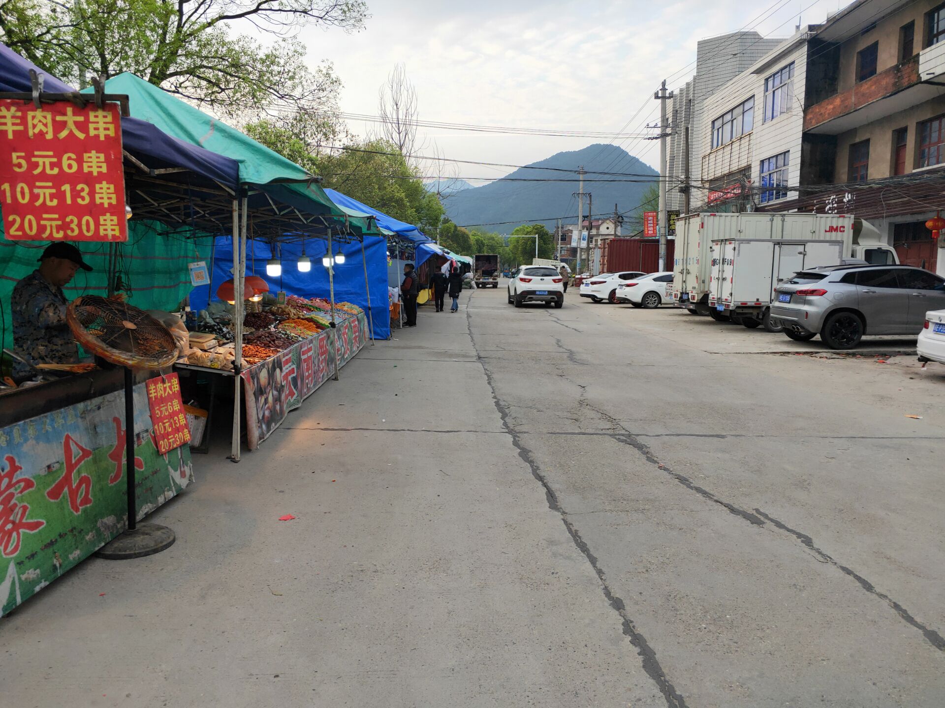 上饶玉山县横街镇摊贩占道经营严重影响旅游城市形象马路市场多年无人