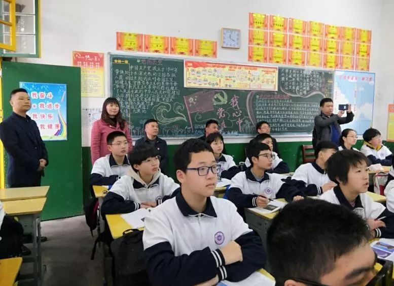 (右一)到宁乡市城北中学梅花校区,玉潭街道中心小学采访宁乡中小学