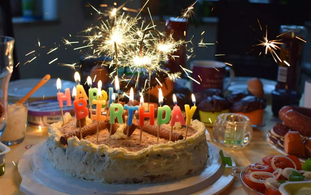 是甜蜜又精美的生日蛋糕 是令人幸福感爆棚的奶油 是生日烛光照射的