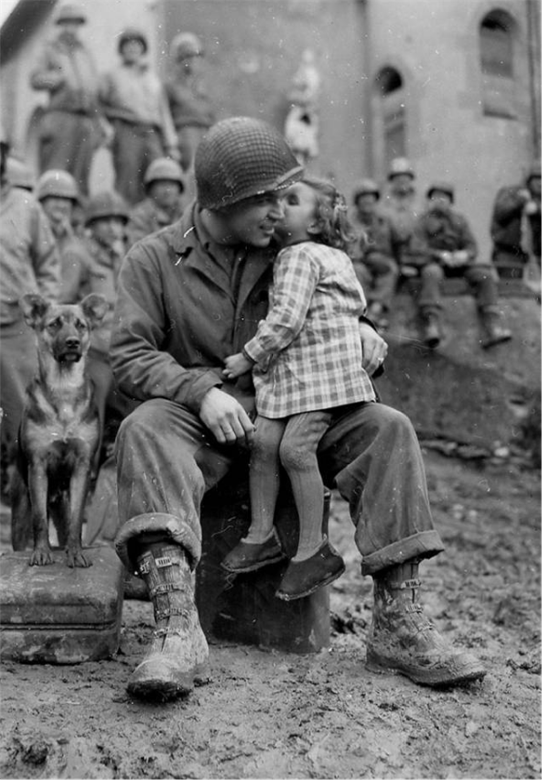 二战老照片:图5小男孩父母被敌军杀害,绝望地哭