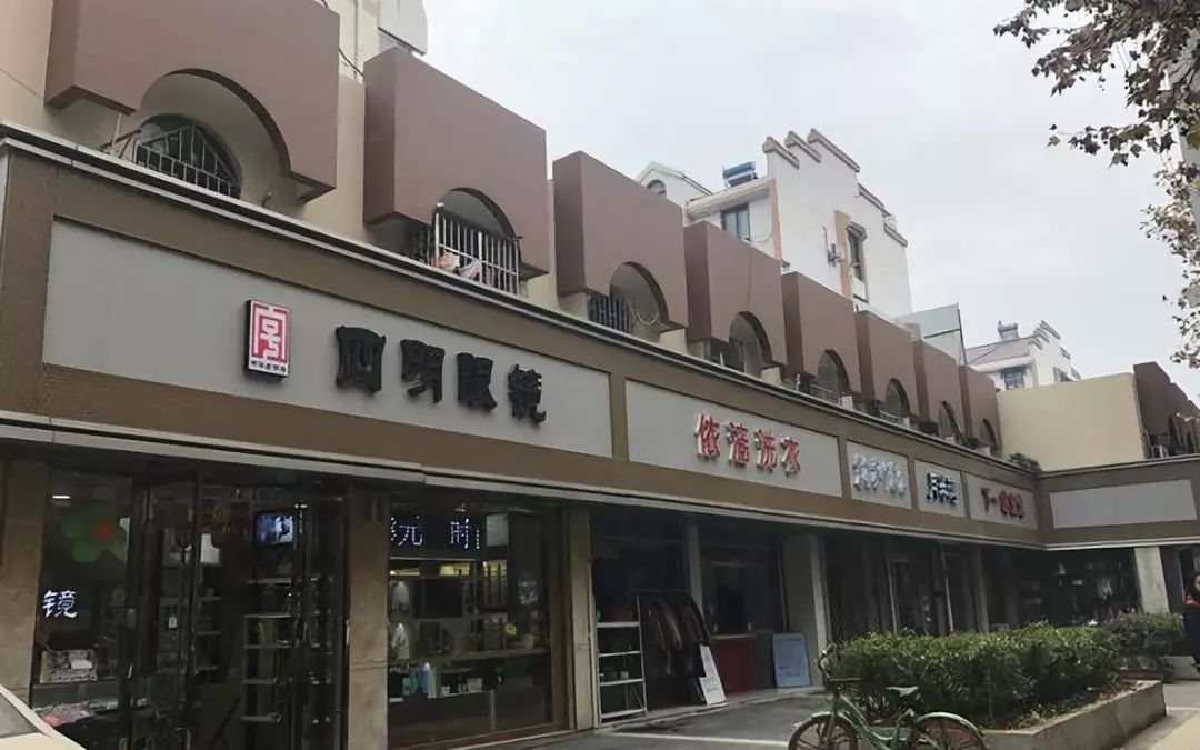 也要帮客户 做出具有辨识度和差异化的品牌形象 结果统一店招,就如同