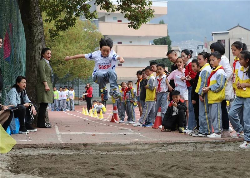 3月27日,在玉屏侗族自治县印山民族小学,小学生们在进行跑步比赛.