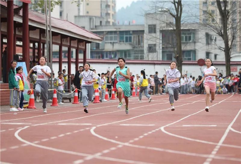 玉屏印山民族小学乐享春日运动会 近日,玉屏侗族自治县各中小学校