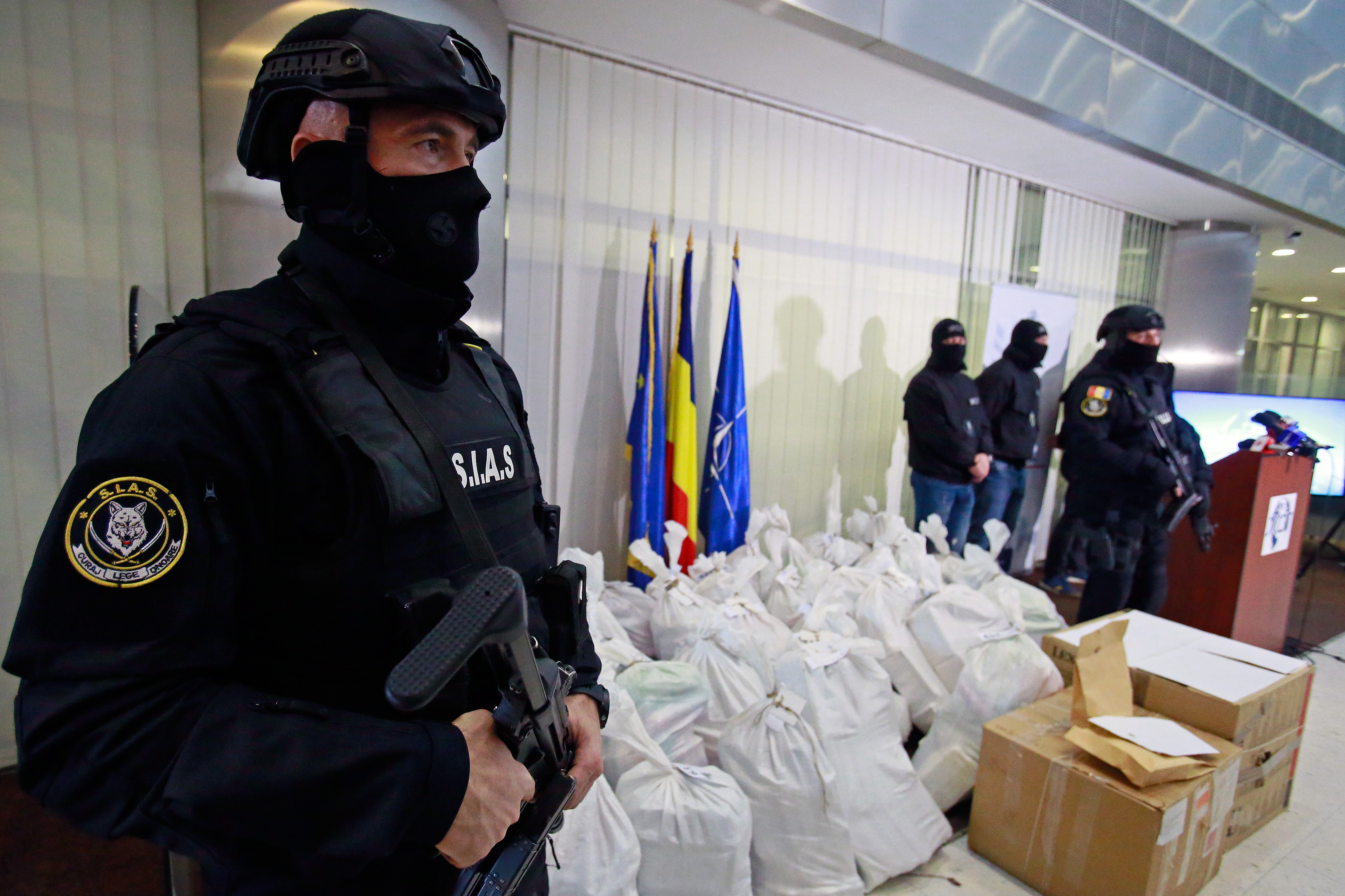 3月26日,在罗马尼亚布加勒斯特举行的新闻发布会上,警察在袋装的