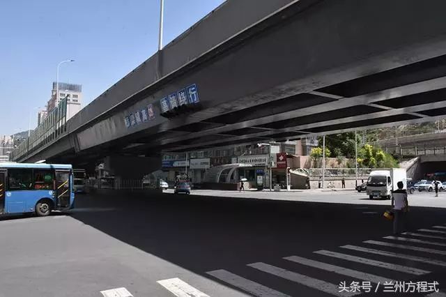 由西向东行驶至西关什字线路不变,经中山路左转至庆阳路,永昌路南口