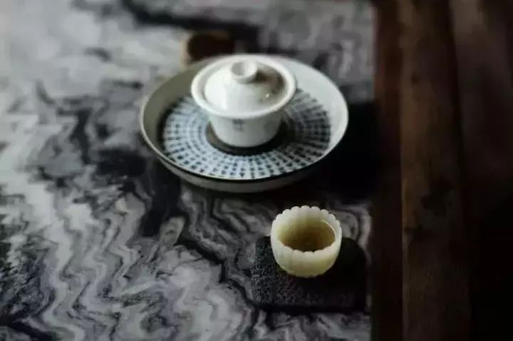 "茶七,饭八,酒满盅"