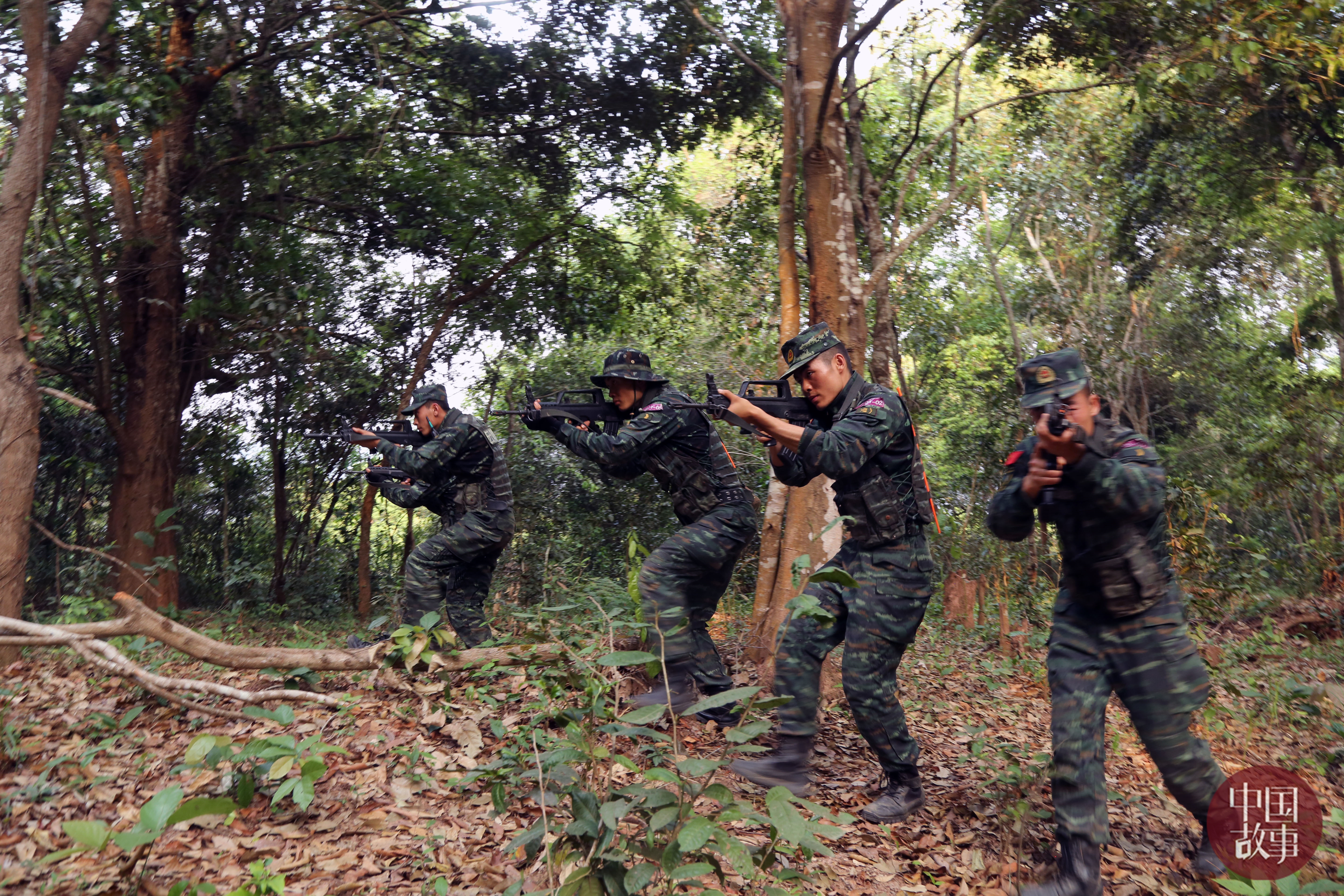 西双版纳武警热带丛林红蓝对抗 磨炼"特战尖兵"