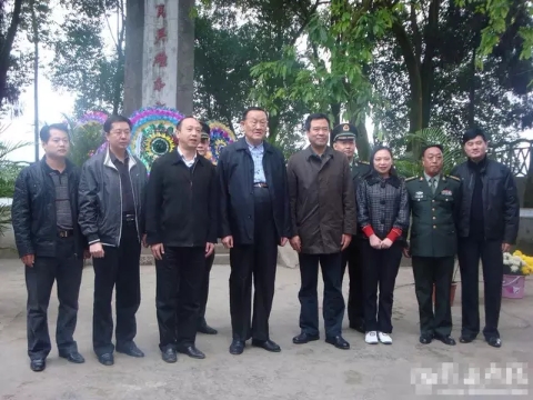 北京一位上将到宜宾筠连沐爱祭奠战友