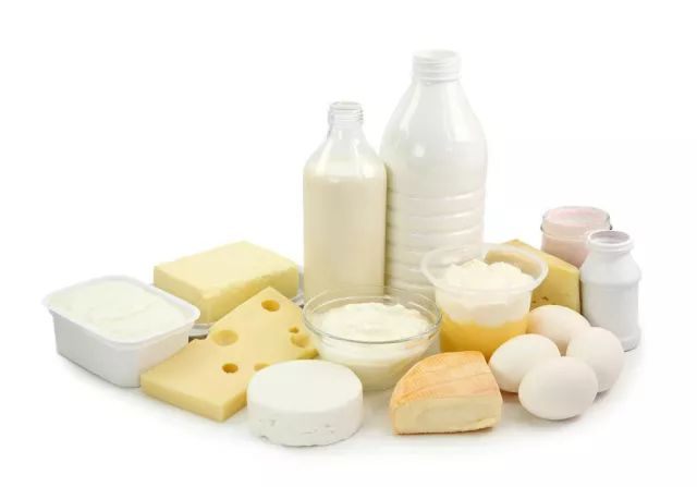 选择鲜牛奶,酸牛奶,或奶酪等奶制品, 配方奶适用于特殊幼儿人群