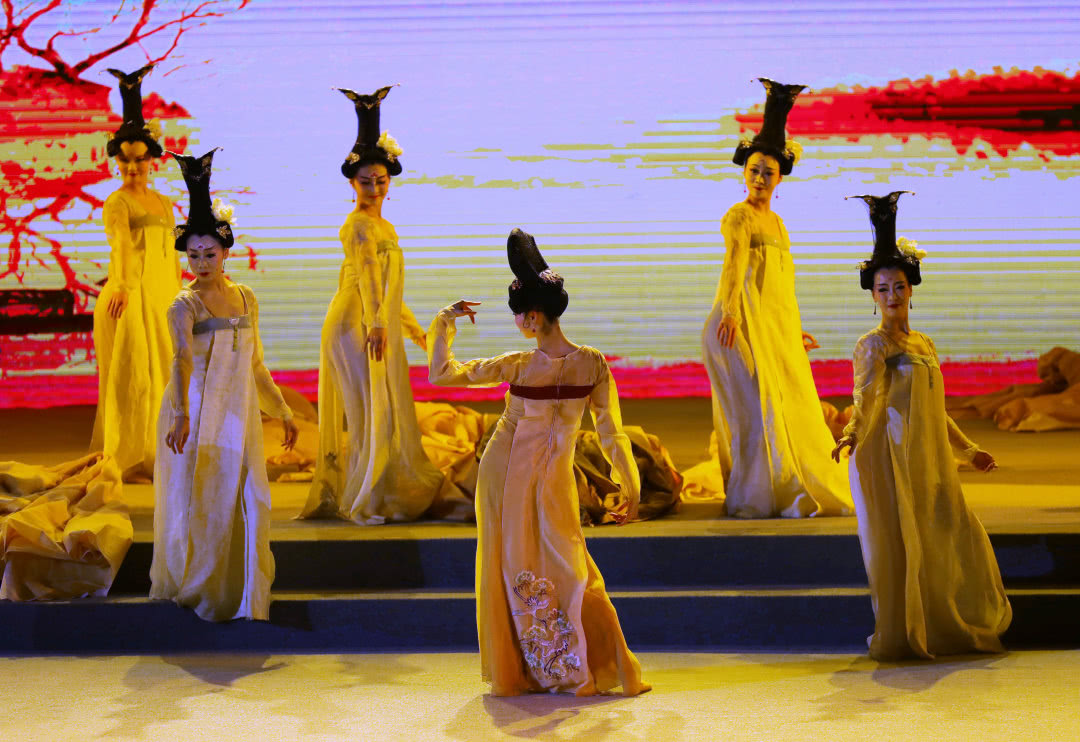 超美群舞《丽人行》西安城墙上演|高清大图_舞蹈