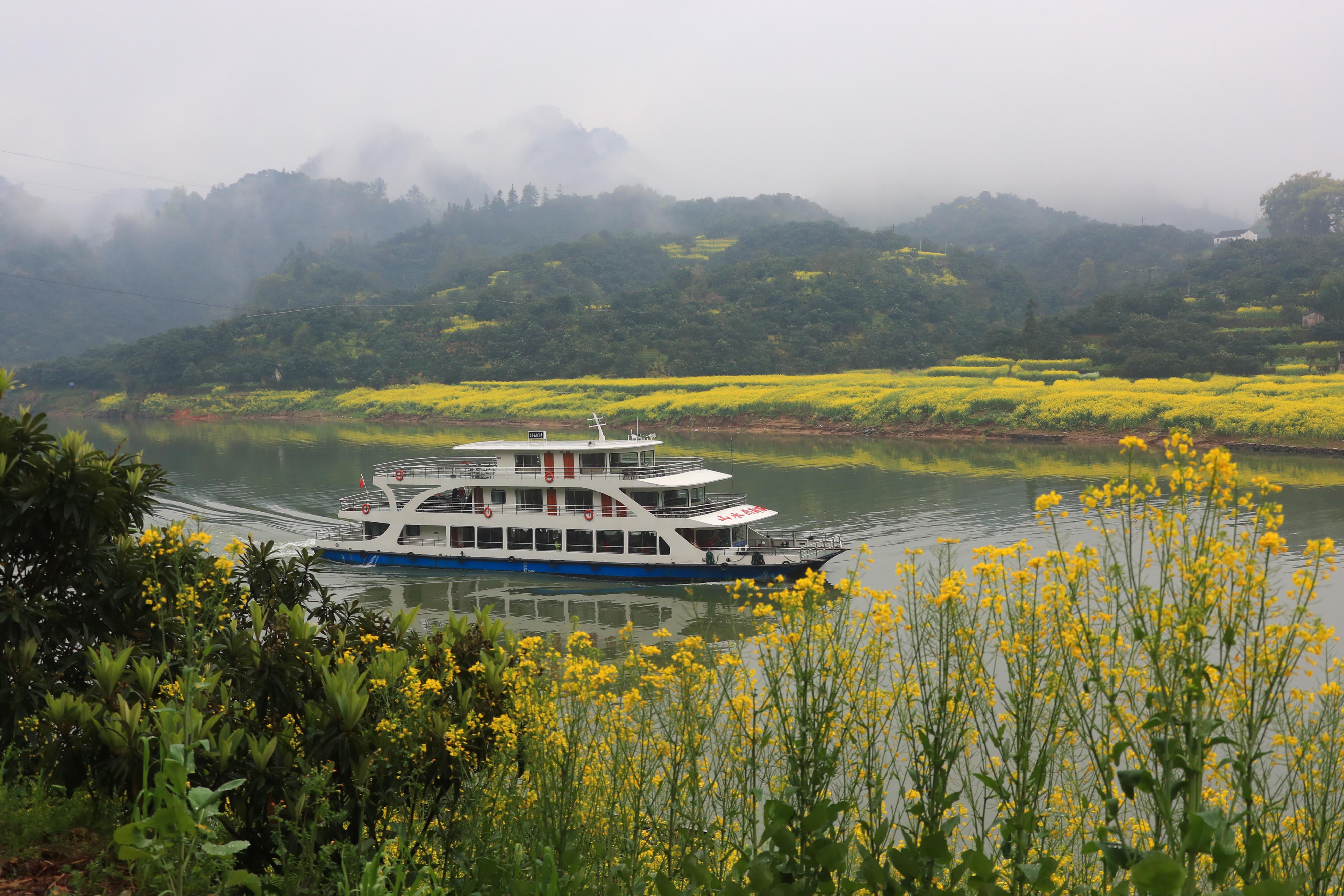 3月27日,一艘游船行驶在歙县新安江山水画廊景区水域.