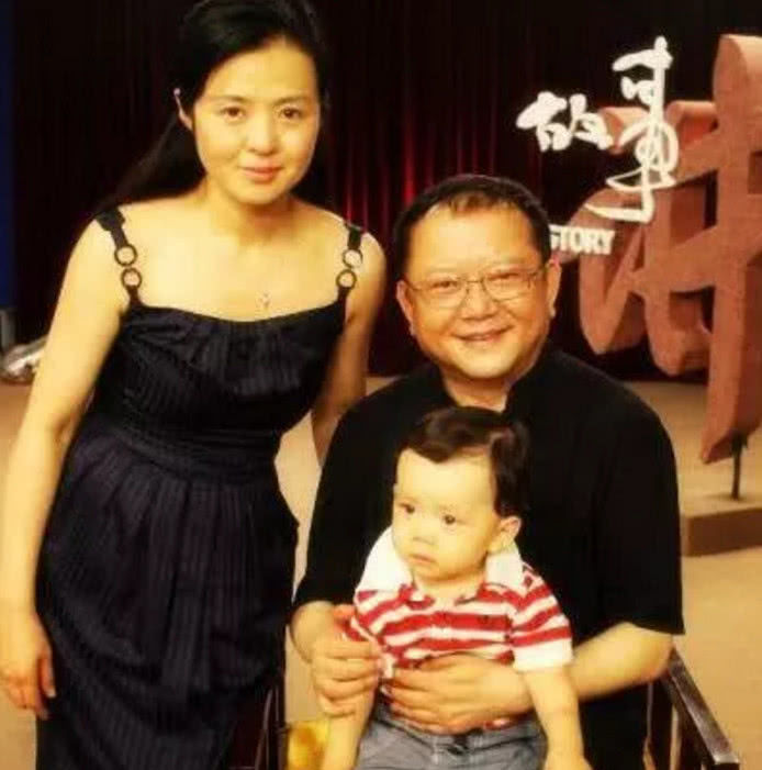 71歲和珅王剛，網戀老婆小他20歲，兒子竟小他60歲 未分類 第2張