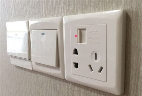 开关插座一个灯连接两个开关，怎么接？