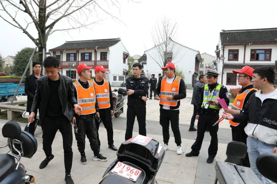 今日上午,分局党委副书记,政委姜建强到卫士之家参与"三服务"活动暨